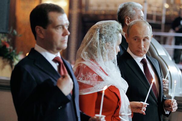 Russian President Dmitry Medvedev, his wife and Prime Minister Vladimir Putin - Sputnik International