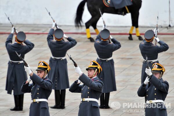Presidential Regiment Holds First Change of Guard Ceremony in 2012 - Sputnik International
