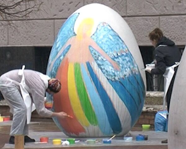 Famous Artists Paint Huge Easter Eggs in Moscow - Sputnik International