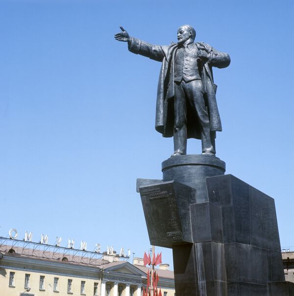 A new monument to revolutionary Vladimir Lenin will be unveiled in the eastern Ukrainian city of Krasnoarmeisk on Monday - Sputnik International