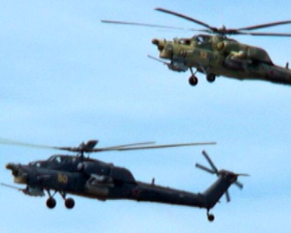 The Golden Eagles demonstrate formation flying. A Mi-28N cab video  - Sputnik International