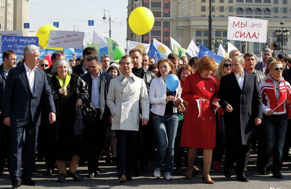 Dmitry Medvedev (C) and Vladimir Putin (R) at a May Day march in downtown Moscow - Sputnik International