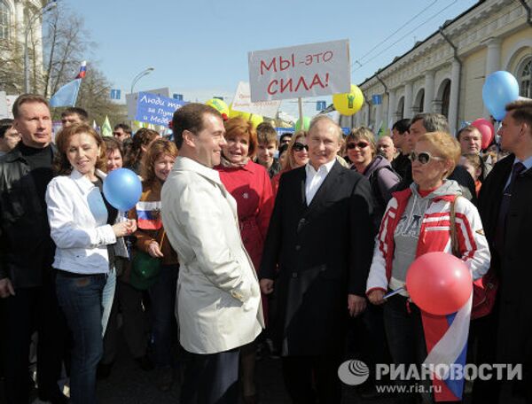 Medvedev, Putin Join May Day Demonstration - Sputnik International