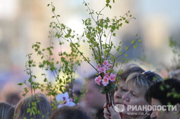 Medvedev, Putin Join May Day Demonstration - Sputnik International