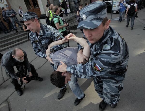 Russian Police Break Up Protest as Putin Inaugurated        - Sputnik International