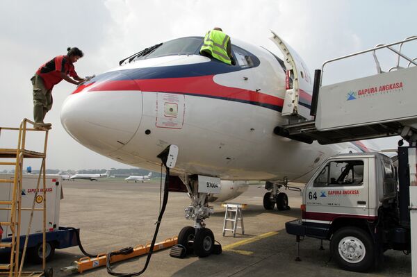 Russian Superjet-100 Aircraft Missing in Indonesia - Sputnik International