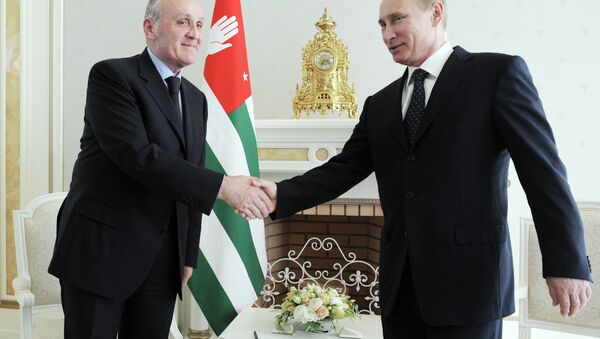 Russian President Vladimir Putin, right, and President of Abkhazia Raul Khadzhimba - Sputnik International