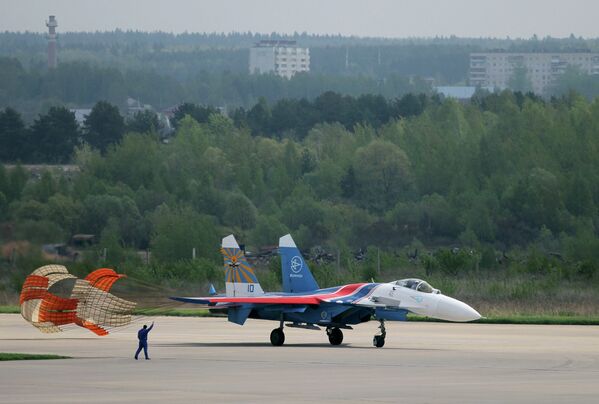 Strizhi and Russian Knights air display teams unveil new summer program - Sputnik International