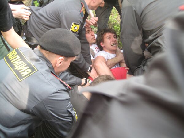 Police detaining protesters in Tsagovsky forest in April. - Sputnik International