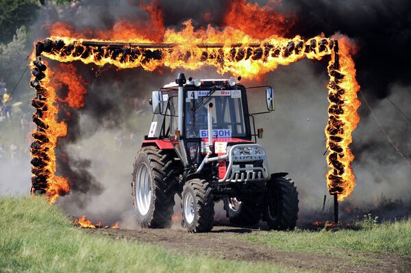 Racing Through Mud and Fire: Bison Track Show 2012 Ends in Russia - Sputnik International