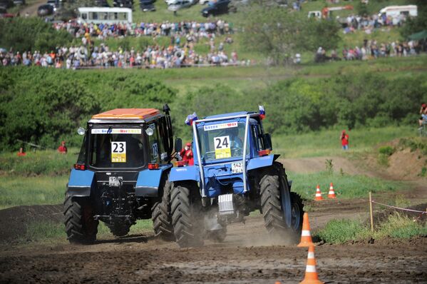 Racing Through Mud and Fire: Bison Track Show 2012 Ends in Russia - Sputnik International