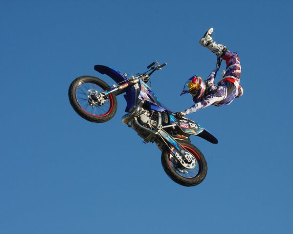 Legendary Riders Perform Incredible Stunts at Free-Style Motorcycle Show in St. Petersburg  - Sputnik International