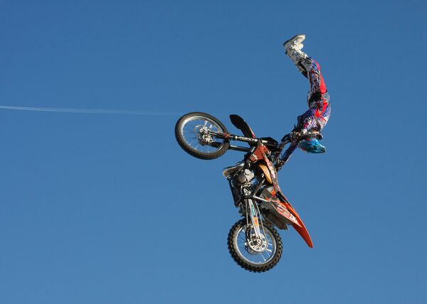 Legendary Riders Perform Incredible Stunts at Free-Style Motorcycle Show in St. Petersburg  - Sputnik International