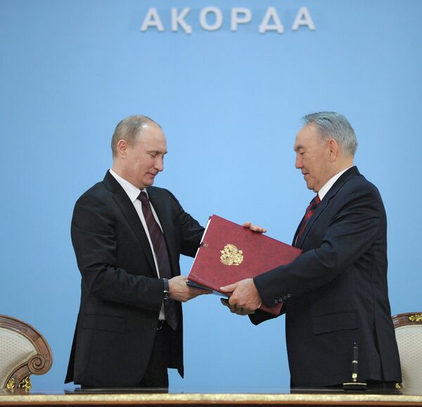 Russian President Vladimir Putin and his Kazakh counterpart Nursultan Nazarbayev - Sputnik International