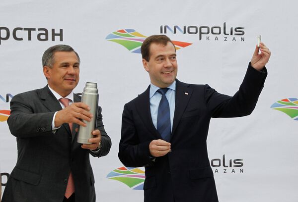 Russian Prime Minister Dmitry Medevedev and Tatarstan President Rustam Minnikhanov have laid a time capsule  - Sputnik International