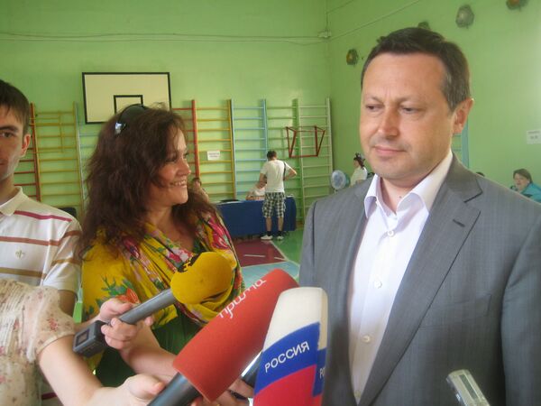 Akbulatov with his spokeswoman on the left - Sputnik International