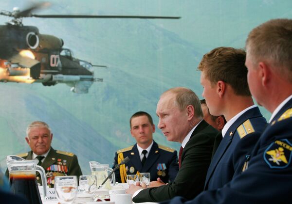 Russian President Vladimir Putin speaks with personnel at a Russian air base - Sputnik International