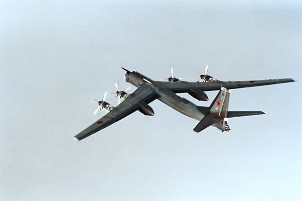 Russian Tu-95 Bear Bomber Launches Cruise Missiles During Drills - Sputnik International