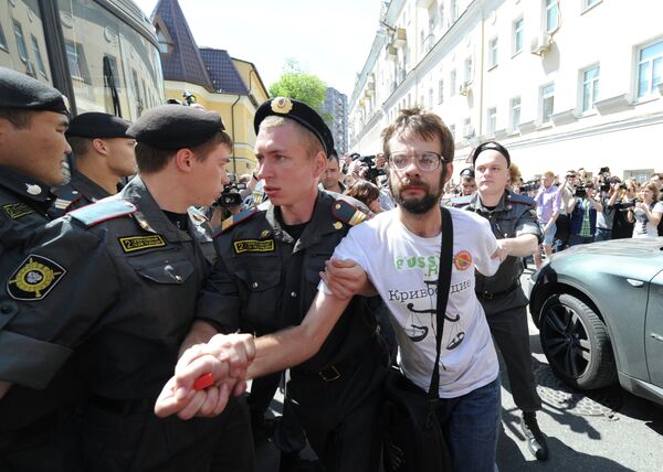 Police detaine a protester outside a Moscow court during a custory hearing for three members of the punk band Pussy Riot - Sputnik International