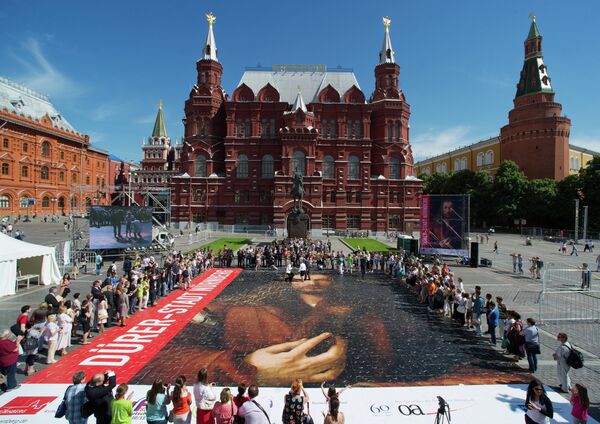Muscovites Assemble Huge Puzzle with Durer’s Portrait  - Sputnik International