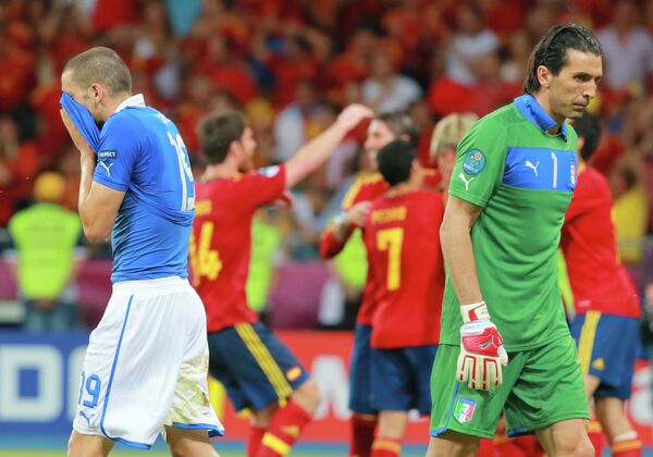 Italy had periods of pressure but couldn't make them count. Leonardo Bonucci and Gianluigi Buffon. - Sputnik International