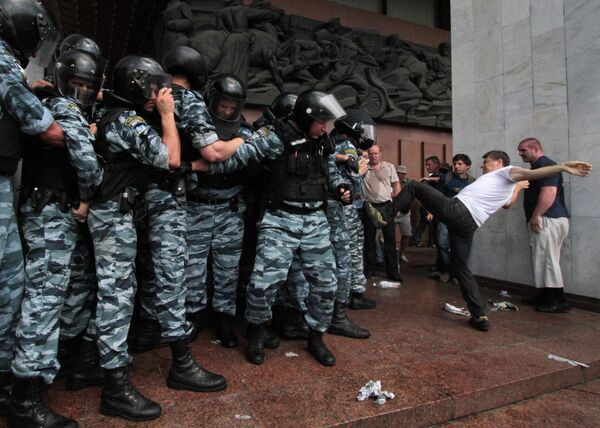 Kiev Police Use Tear Gas at Language Bill Protest - Sputnik International