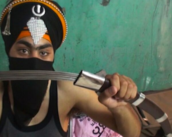 Sikh Warriors Chew Glass and Break Cocoanuts on Their Heads - Sputnik International