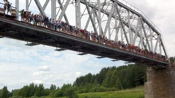 Group of 135 Rope-Jump Off Russian Bridge          - Sputnik International