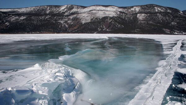 Car Falls Through Ice on Russia’s Lake Baikal, 2 Missing - Sputnik International