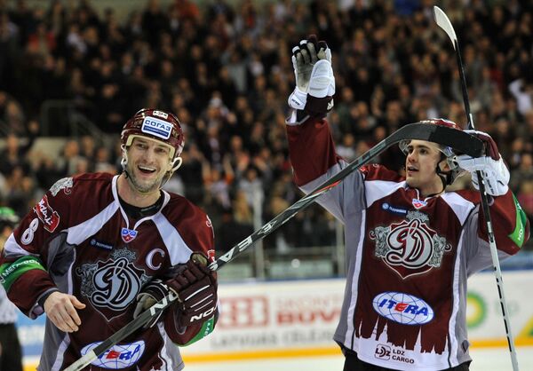 Stanley Cup-winning defenseman Sandis Ozolins has left KHL team Dynamo Riga as a free agent and could receive lucrative offers from Russia - Sputnik International