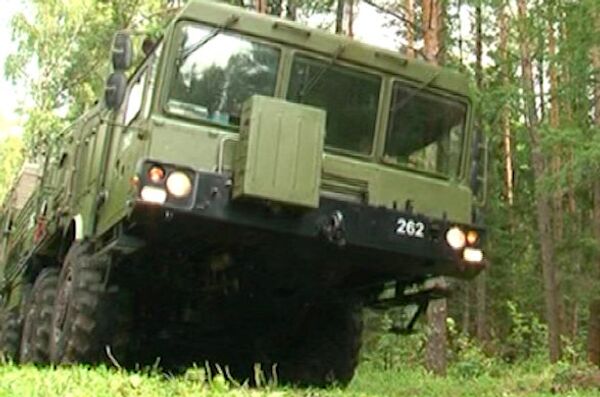 The Military Demonstrate Vehicle that Sweeps away Yars and Topol-M Tracks  - Sputnik International
