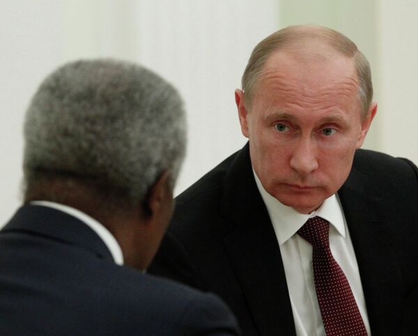 Russian President Vladimir Putin talking to UN special envoy Kofi Annan - Sputnik International