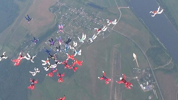 Russian Skydivers Set New World Record  - Sputnik International