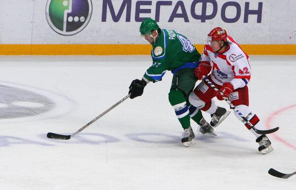 KHL: Lokomotiv Signs Ex-Jets Defenseman Flood          - Sputnik International