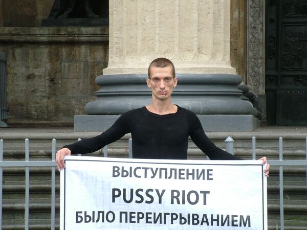 Pyotr Pavlensky, who held his one-man protest action late on Monday, claims that the arrest of Pussy Riot members contradicts the fundamental Christian values  - Sputnik International