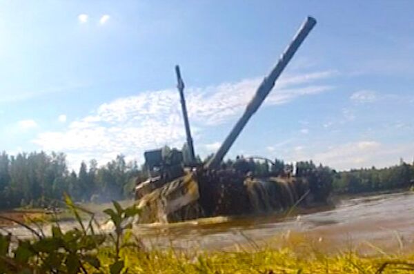 Heavyweight T-90 Tanks Drive Five Meters Underwater - Sputnik International