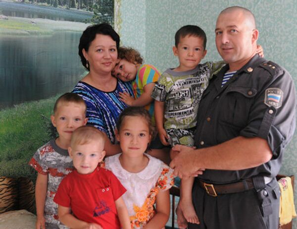 Altai Policeman Adopts Rescued Kids - Sputnik International