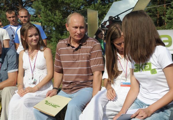 Casual Dress Code: Vladimir Putin at Seliger - Sputnik International