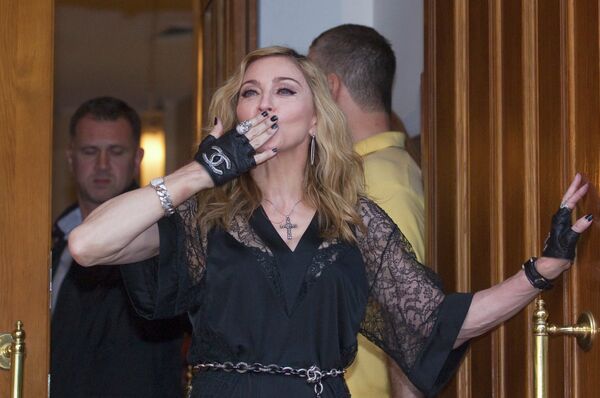 Madonna and her fans at the opening of her Hard Candy fitness club in Moscow - Sputnik International