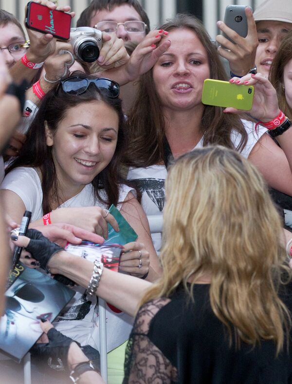 Madonna and her fans at the opening of her Hard Candy fitness club in Moscow - Sputnik International