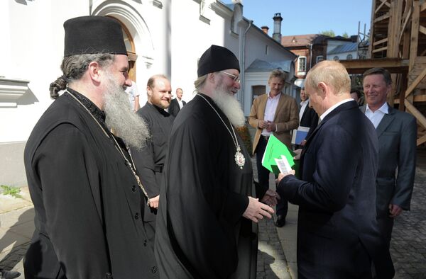 Valaam Priest Explains Putin Hand Kiss  - Sputnik International