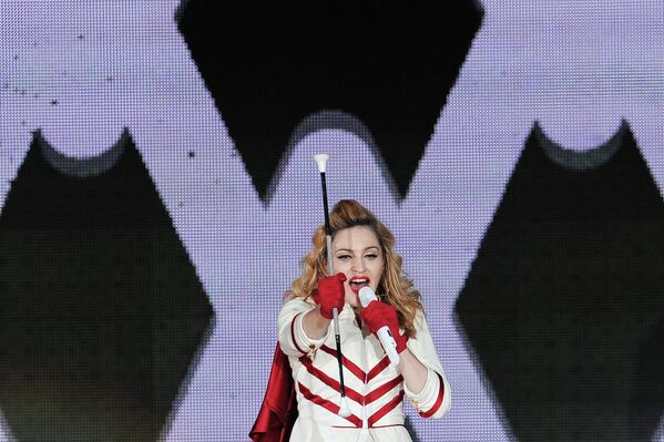 Madonna and Her Merry Drummers on the Olympic Stadium Stage - Sputnik International