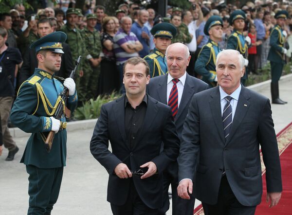Dmitry Medvedev and Leonid Tibilov - Sputnik International
