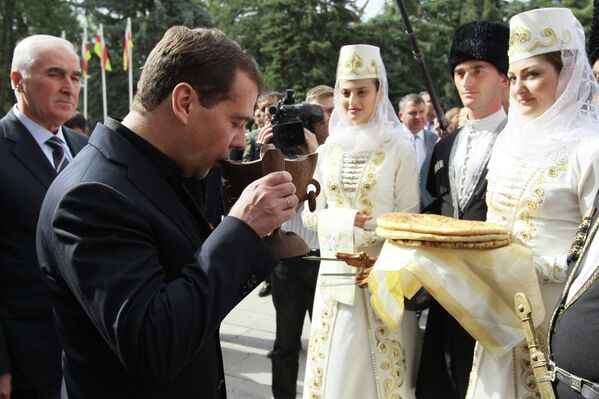Pies & Beer. Dmitry Medvedev on Working Visit to South Ossetia Pies & Beer. Dmitry Medvedev on Working Visit to South Ossetia - Sputnik International