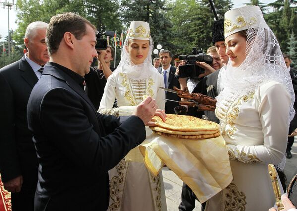 Pies & Beer. Dmitry Medvedev on Working Visit to South Ossetia Pies & Beer. Dmitry Medvedev on Working Visit to South Ossetia - Sputnik International