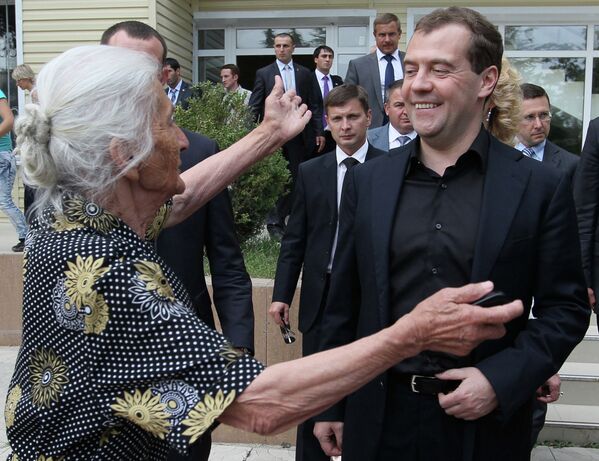 Pies & Beer. Dmitry Medvedev on Working Visit to South Ossetia Pies & Beer. Dmitry Medvedev on Working Visit to South Ossetia - Sputnik International