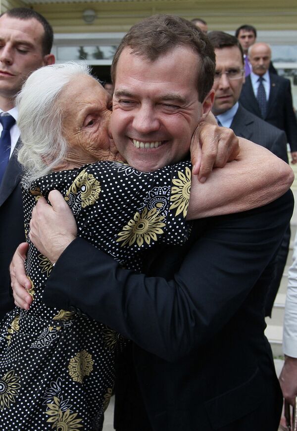 Pies & Beer. Dmitry Medvedev on Working Visit to South Ossetia Pies & Beer. Dmitry Medvedev on Working Visit to South Ossetia - Sputnik International