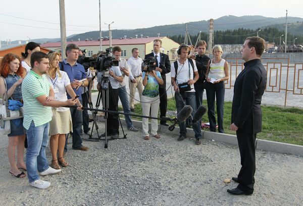Pies & Beer. Dmitry Medvedev on Working Visit to South Ossetia Pies & Beer. Dmitry Medvedev on Working Visit to South Ossetia - Sputnik International