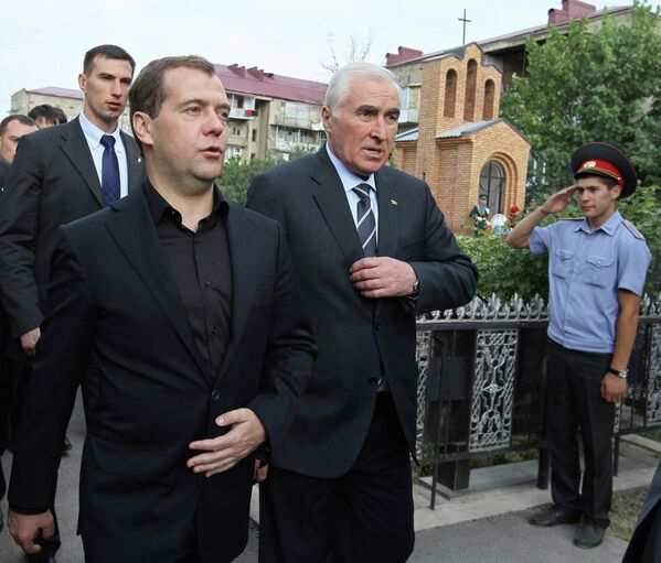 Pies & Beer. Dmitry Medvedev on Working Visit to South Ossetia Pies & Beer. Dmitry Medvedev on Working Visit to South Ossetia - Sputnik International