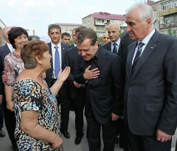 Pies & Beer. Dmitry Medvedev on Working Visit to South Ossetia Pies & Beer. Dmitry Medvedev on Working Visit to South Ossetia - Sputnik International